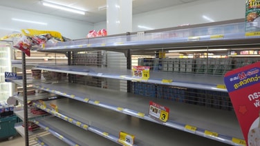 ฝนตกหนักต่อเนื่องน้ำท่วมขังซอยสามัคคี ชาวบ้านเดือดร้อนแห่กักตุนสินค้าจนเกลี้ยงชั้นวาง