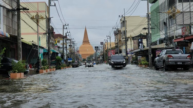 ฝนถล่มนครปฐม น้ำท่วมรอบเมือง! รถจมหลายคัน ทางลอดใช้ไม่ได้ การจราจรอ่วม