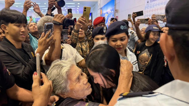 *สุดซึ้ง\! “เนเน่ รอยัล” โผกอด “ยายแก้ว” วัย 89 ปี เดินทางจากชะอวดถึงภูเก็ต รอรับหลานสาวแชมป์ AGT 2026**