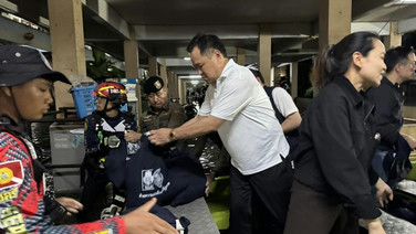 "อนุทิน" ลงดูสถานการณ์น้ำท่วมบางกะปิ ลงเรือแจกของชาวแฟลตคลองจั่น ชายปริศนาตะโกนถาม “เข้ามาทำไม?”