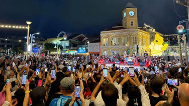 กลับถึงไทยไม่กี่ชั่วโมง  “เนเน่-วง OZONE” เล่นโชว์ ที่แลนด์มาร์คเมืองเก่าภูเก็ต  ท่ามกลางคนดูเนืองแน่น