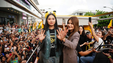 โมเมนต์น่ารัก! “เนเน่ รอยัล” แจกยิ้มสดใส ทักทายแฟนคลับ ขณะนั่ง EV เปิดประทุนตระเวนรอบเมืองเก่าภูเก็ต