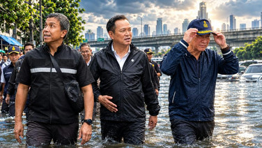 ชัชชาติ สิทธิพันธุ์ - อนุทิน ชาญวีรกูล - ทรงศักดิ์ ทองศรี
