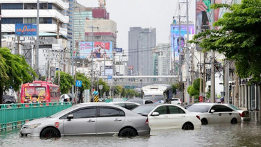 น้ำท่วม กทม.-25 จังหวัด กดดันหุ้นประกันดิ่งยกแผงหวั่นยอดจ่ายเคลมพุ่ง