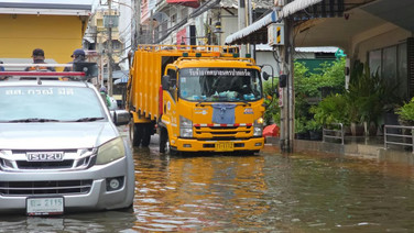 น้ำท่วมขังหมู่บ้านประชาชื่น ซอยสามัคคี วิกฤตเข้าสู่วันที่ 3 กระทบกว่า 1,600 ครัวเรือน เร่งระดมเครื่องสูบน้ำ