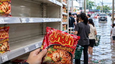 น้ำท่วมซัด “มาม่า” เกลี้ยงเชลฟ์  โรงงานลั่น! ของพร้อม ยังส่งปกติ   แต่รถเล็กเข้าถึงหน้าร้านไม่ทัน