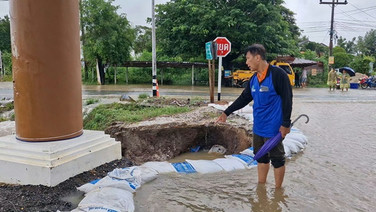 น้ำป่าหลากชัยนาทกัดเซาะโคนเสาซุ้มประตูยักษ์ลาวครั่ง หวั่นถล่ม! เจ้าหน้าที่เร่งวางกระสอบทรายสกัด