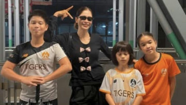 ฝนตกรถติด 2 ชม. "มาริษา ฮอร์น" พาลูกๆ ขึ้นรถไฟฟ้า เด็กๆ กลับมีความสุข!?