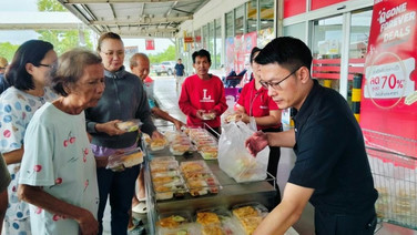 แม็คโคร-โลตัส ระดมความช่วยเหลือผู้ประสบภัยน้ำท่วม