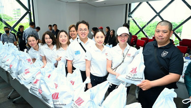 ทบ.–เดอะมอลล์ ผนึกกำลังส่งอาหาร-น้ำ-สิ่งของจำเป็น ช่วยผู้ประสบอุทกภัยแฟลตคลองจั่น บางกะปิ