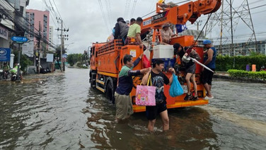 MEA ส่งรถปฏิบัติการลงพื้นที่น้ำท่วม ให้บริการด้านระบบไฟฟ้าถึงประชาชน