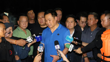 ‘อนุทิน’ ลุยแฟลตคลองจั่นรอบ 2 แจงเดินเท้าเปล่าลุยน้ำกลัวรองเท้าอับ ขณะชาวบ้านมีทั้งเชียร์และด่า มาทำเxี้ยอะไร ฉิบหายกันหมดแล้ว