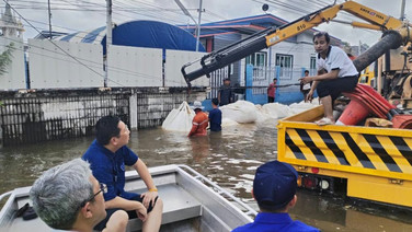 “ภัทรพงศ์" นำทีมทางหลวงลงพื้นที่สมุทรปราการ แจกถุงยังชีพช่วยน้ำท่วม