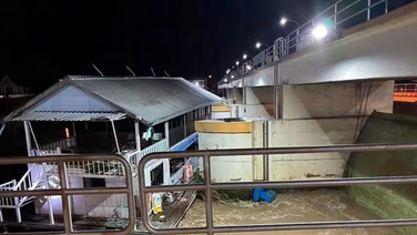 (คลิป) ระทึก! แพล่องหลุดกลางแม่น้ำแม่กลอง พุ่งชนบานประตูเขื่อนเต็มแรง กู้ภัยเร่งช่วยเหลือ