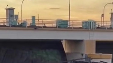 (คลิป) ระทึกซ้ำ! แพเหล็กลอยชนประตูระบายน้ำเขื่อนแม่กลองอีก หลังแพเก่ายังไม่ทันกู้