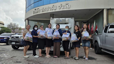ผู้บริหารสหฟาร์มลงพื้นที่ลุยน้ำ ให้กำลังใจพนักงาน พร้อมมอบถุงยังชีพกว่า 100 ชุด