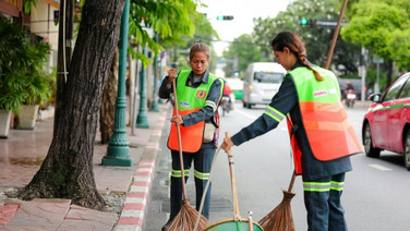 ซีพี แอ็กซ์ตร้า ส่งเสื้อรีไซเคิลสะท้อนแสงจากขวดพลาสติก เพิ่มความปลอดภัยผู้ปฏิบัติงาน ฟื้นฟูเมืองหลังน้ำลด
