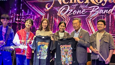 &ldquo;เจ้าสัวพรเทพ&rdquo; แห่งสยามดนตรียามาฮ่า เปิดบ้านต้อนรับ &ldquo;เนเน่&rdquo; พร้องวงโอโซน ร่วมฉลองแชมป์ พร้อมมอบเครื่องดนตรีชุดใหม่ เป็นของขวัญ