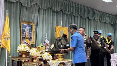ในหลวง-พระราชินี พระราชทานถุงอุปโภคบริโภคสำหรับเด็ก ไปมอบแก่ราษฎรที่ประสบอุทกภัย ในพื้นที่จังหวัดสระแก้ว