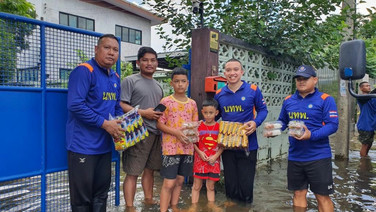 นทพ. ลุยน้ำท่วมปทุมธานี ส่งรถทหาร-ทีมแพทย์ลงพื้นที่ซอยจามรฯ-วัดลาดสนุ่น ช่วยเหลือประชาชนต่อเนื่องปทุมธานี
