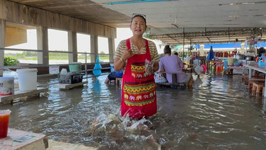 “ก๋วยเตี๋ยวไก่ป้าจิต” กลับมาแล้ว! ตำนานเปิบพิสดารกลางน้ำ ลูกค้ากรุงเทพฯ ยังติดน้ำ รอน้ำลดจ่อกลับมาท้าลอง