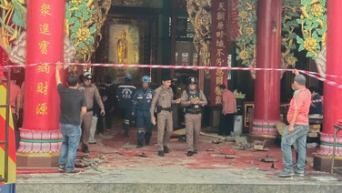 ลุงวัย 78 อ้างวูบ เหยียบคันเร่งพุ่งชนคนในศาลเจ้า เจ็บ 3 ราย ตำรวจจ่อแจ้งข้อหาประมาท