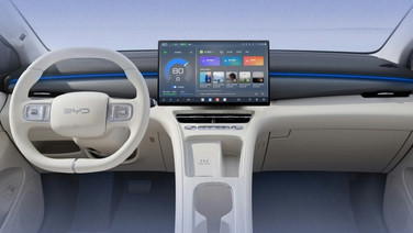 พวงมาลัยมัลติฟังก์ชันแบบสองก้าน พร้อมคอนโซลกลางดีไซน์ใหม่ (ภาพจาก BYD)