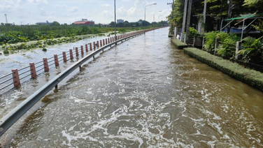 น้ำท่วมคูคตยังวิกฤต โกลเด้นฯ ลำลูกกา จัดรถบรรทุกคน-พ่วงลากจูง ช่วยลูกบ้าน