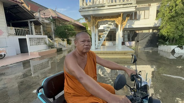 น้ำลอดใต้เขื่อนผุดเข้าวัดต้นสน! พระ-เณร-ชีลุยน้ำ หลังเจ้าพระยาสูงต่อเนื่อง เทศบาลเร่งช่วย
