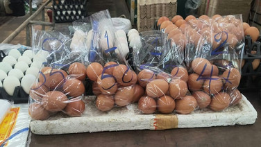 พิษน้ำท่วม! ไข่ไก่ขึ้นแผงละ 6-10 บาท เบอร์ 0 แตะ 140 บาท ร้านศรีราชาโอดขาดส่ง 2-3 วัน