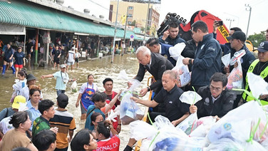 “พิพัฒน์”ลงพื้นที่ร่มเกล้า 24 ส่งมอบถุงยังชีพ–น้ำดื่ม "คมนาคม"เร่งฟื้นฟูหลังน้ำลด