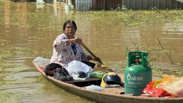 อยุธยาจม! 16 อำเภอ 4.8 หมื่นครัวเรือนเดือดร้อน ชาวบางไทรพายเรือฝ่าน้ำสูงเกือบ 2 เมตร