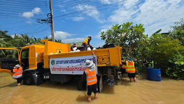 ทช.ระดมกำลัง ช่วยวางแนวกระสอบทรายกั้นบ้านเรือนประชาชน  ถนน 19 จังหวัดถูกน้ำท่วม121 สายทาง
