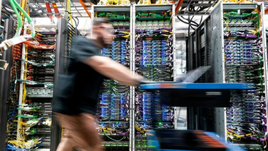 Amazon เดินหน้าลดกระแสต่อต้านดาต้าเซ็นเตอร์ เตรียมลงทุนเพิ่มอีก 1,000 ล้านดอลลาร์เพื่อสนับสนุนโครงการต่าง ๆ ในชุมชนที่เป็นที่ตั้งศูนย์ข้อมูลของบริษัท