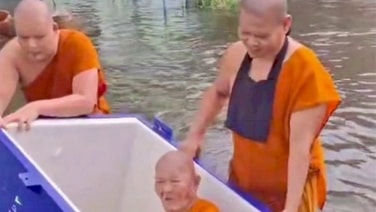 น้ำท่วมวัดหัวสวน พระลอยถังน้ำแข็งช่วย “หลวงตา 96 ปี” ฝ่ากระแสน้ำหนีขึ้นที่สูง