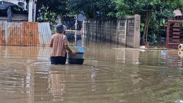 ผวาฝนรอบใหม่! ชัยนาทเร่งรับมือหวั่นน้ำท่วมขยายวง “ยายวัย 69” ยังซ่อมเรือไม่ทัน ต้องลุยน้ำ 80 ซม. เข้าออกบ้าน