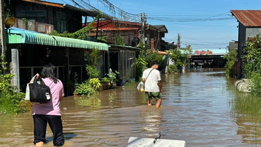 ชวนสงสัย! “ทะเลลด แต่น้ำท่วมทำไมยังไม่ลด” อัมพวา-บางคนทีน้ำขังสูงถึงเอว ขณะที่ปากอ่าวแม่กลองแห้งเห็นสันดอน