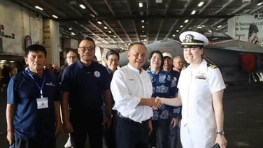 กองเรือสหรัฐฯ ต้อนรับนายก อบจ.ภูเก็ต พร้อมคณะเยี่ยมชมเรือ USS George H.W. Bush กระชับสัมพันธ์สองประเทศ