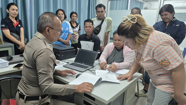แรงงานถูกตุ๋นไปออสเตรเลียบุกโรงพัก หลังนายหน้าถูกศาลสั่งจำคุก 830 ปี ชดใช้เงิน 10 ล้าน  แต่ยังไม่ได้คืนสักบาท แถมจำเลยอีก 6 ลอยนวล