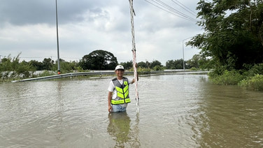 ฉะเชิงเทราอ่วม! น้ำท่วมถนนทช.แล้ว 6 สายทาง  ระดมเจ้าหน้าที่-รถบรรทุก ช่วยรับ-ส่งประชาชน