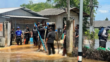 &ldquo;สุริยะ&rdquo; สั่งลุย! ปศุสัตว์เร่งฝังกลบซากสุกรน้ำท่วมปราจีนฯ คาดวันนี้ 1,400 ตัว พรุ่งนี้จบทั้งหมด
