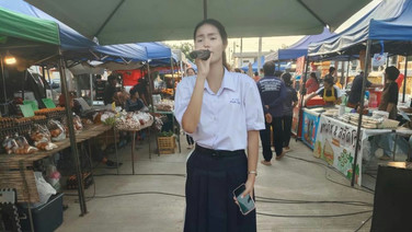 (คลิป)เสียงเพราะจับใจ! นักเรียนสาว ม.6 แชมป์ภาคเหนือ ร้องเพลงเปิดหมวกหาทุนเรียน ช่วยพ่อแม่พิการ
