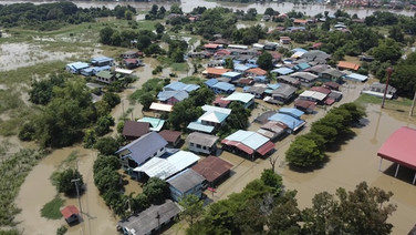 บางปะอินยังอ่วมน้ำท่วมนานกว่า 2 สัปดาห์! ชาวบ้านวัดบ้านเลนสระกระจับใช้ชีวิตบนศาลา รถเข้าออกไม่ได้