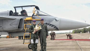 ในหลวง ทอดพระเนตร พระราชินี ทรงฝึกบินเดี่ยว Gripen เป็นครั้งแรก ในหลวงพระราชทานช่อดอกไม้เป็นกำลังใจ
