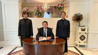 ผู้แทนโตโยต้า มอเตอร์ ประเทศไทย ถวายแจกันดอกไม้และลงนามถวายพระพร พระองค์เจ้าสิริภาจุฑาภรณ์