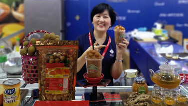 “ไร่ดำรงค์” แปรรูปน้ำลำไยสกัดเข้มข้นพร้อมเนื้อ” เชฟทั้งไทยและเทศสนใจ  ประเดิมสิงคโปร์ "น้ำลำไยเกล็ดหิมะ"