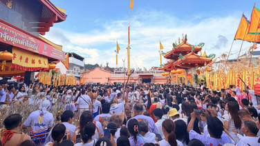 เริ่มแล้ว!  ประเพณีถือศีลกินผัก ภูเก็ต  ศาลเจ้ากว่า 40 แห่ง  ประกอบพิธียกเสาโกเต้ง ชาวภูเก็ตและนักท่องเที่ยวเข้าร่วมคึกคัก