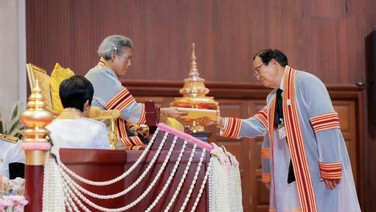 “ปลิว ตรีวิศวเวทย์” รับดุษฎีบัณฑิตกิตติมศักดิ์ ลูกๆ ร่วมยินดี