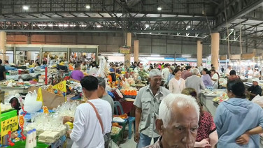 ตลาดเช้าเมืองพังงาสุดคึกคัก ประชาชนแห่ซื้ออาหาร-ขนมเดือนสิบ เตรียมทำบุญวันส่งตายายสารทเดือนสิบ