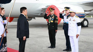 ในหลวง-พระราชินีเสด็จพระราชดำเนินถึงท่าอากาศยานหาดใหญ่ เพื่อทรงปฏิบัติพระราชกรณียกิจ ณ จังหวัดปัตตานี